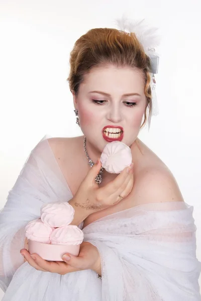 Плюс размер женщина ест конфеты с pleasur — стоковое фото